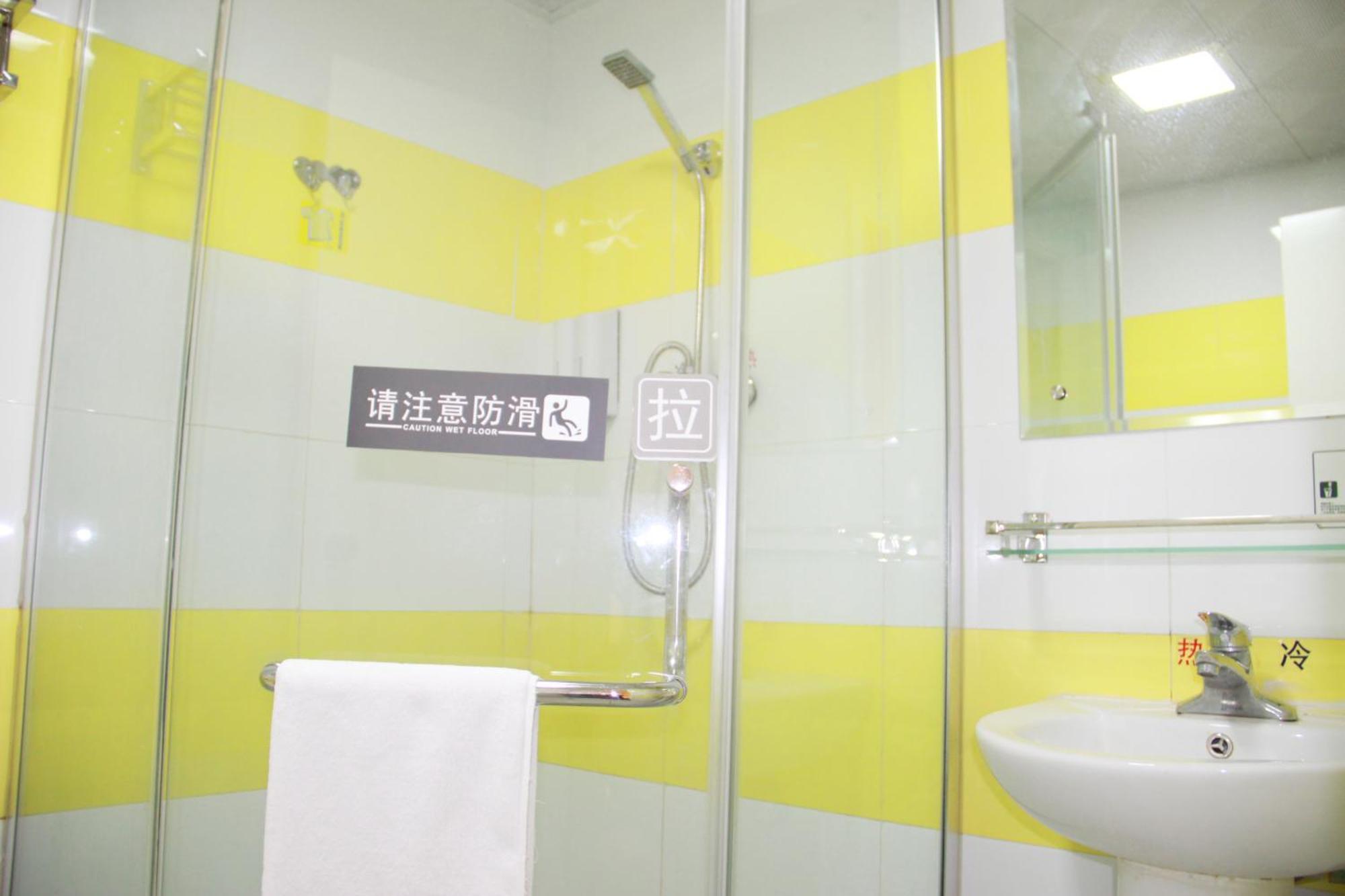 7Days Inn Guangzhou South Railway Station Huijiang Subway Station Buitenkant foto